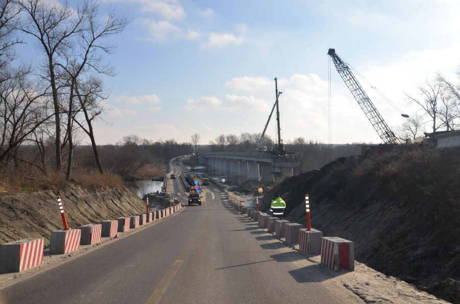 В Харьковской области строят мост (фото)