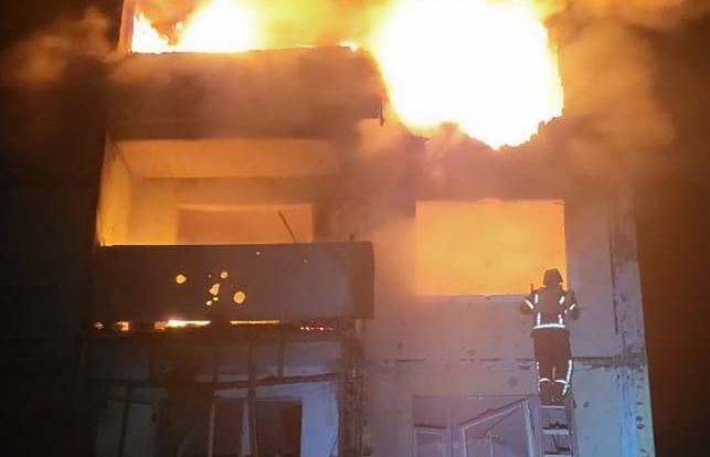 РФ скинула авіабомбу на багатоповерхівку в Харківській області (фото)