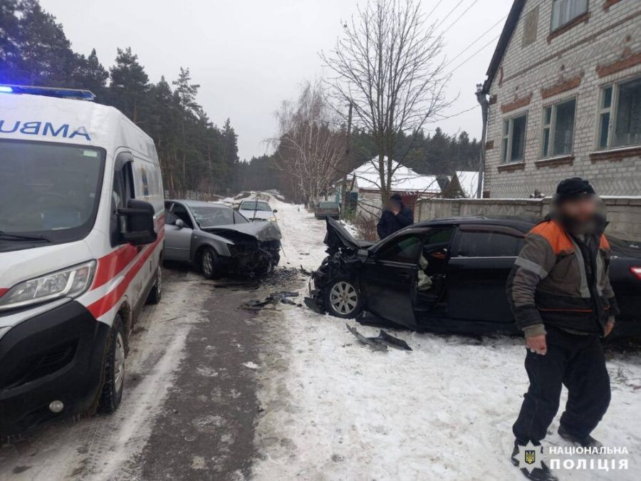 Авария на скользкой дороге: машины разбиты, двое водителей в больнице (фото)