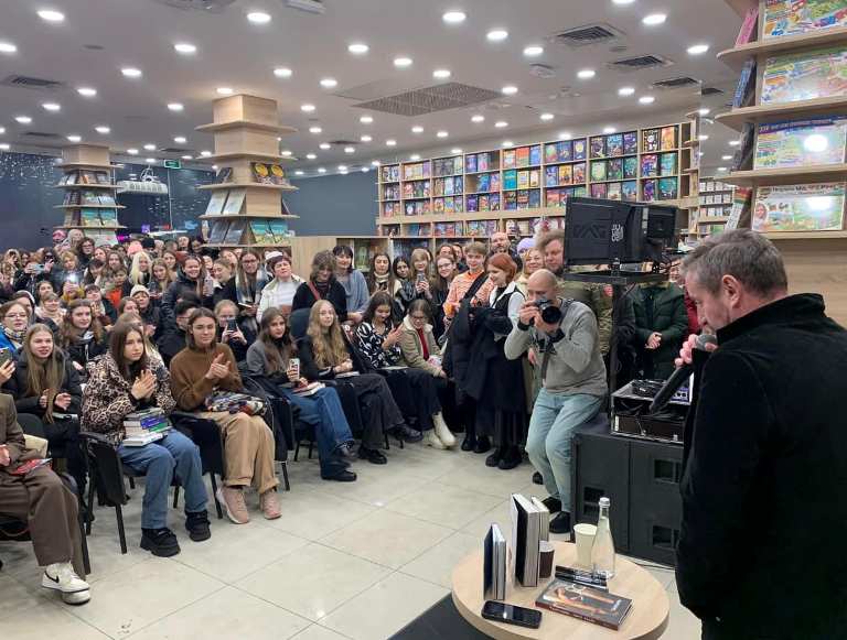 Открытие книжного магазина вызвало ажиотаж у харьковчан (видео)