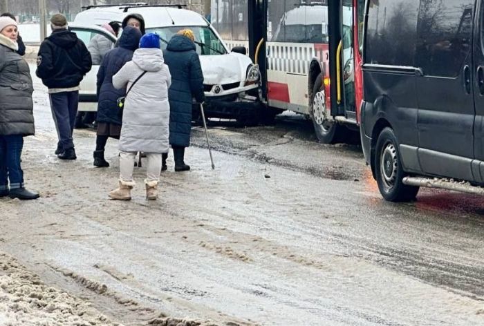 У Харкові - потрійна ДТП із пасажирським автобусом (фото)