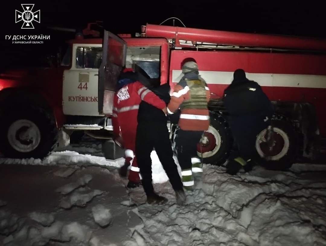 В Харьковской области скорая застряла в сугробе (фото)