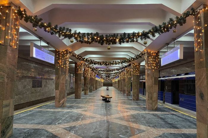 Ще одну станцію метро прикрасили в Харкові до Нового року (фото)