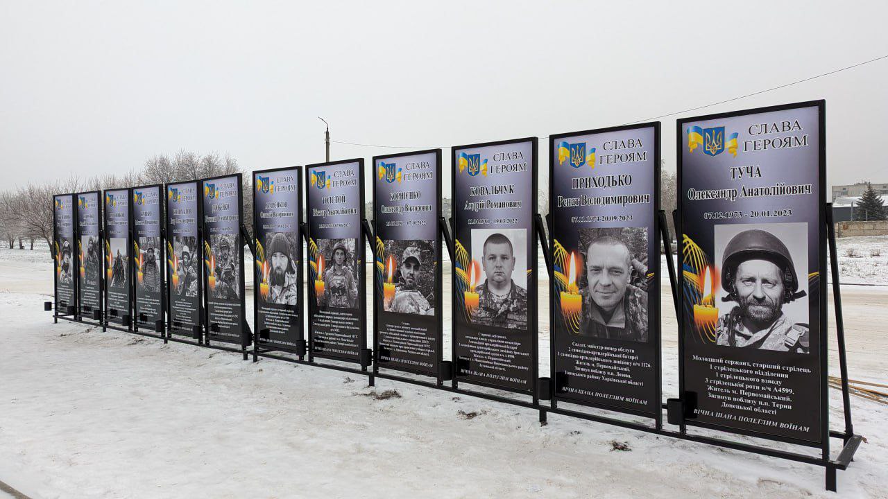 В городе Харьковской области устанавливают большие портреты погибших воинов (фото)