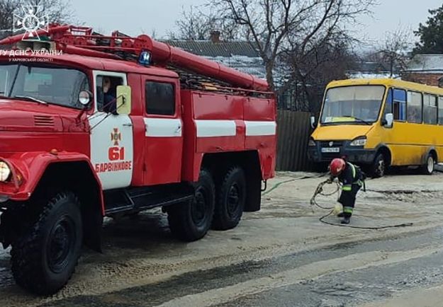 Рейсовый автобус врезался в забор дома в Харьковской области