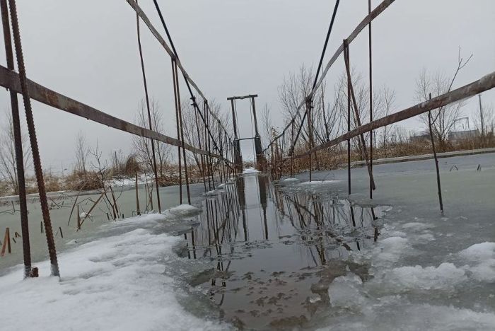 В Харьковской области ушел под воду пешеходный мост (фото)
