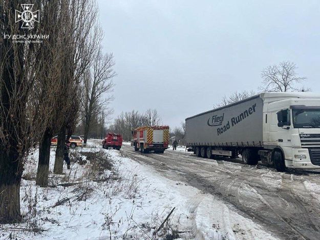 Фура с гуманитаркой застряла в снежном заносе в Харьковской области (фото)