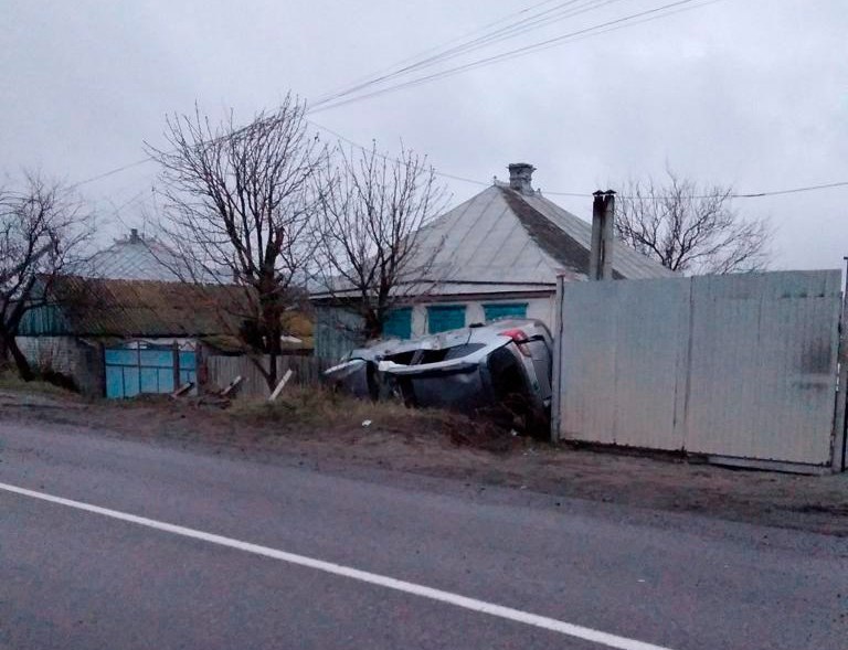 У Харківській області машина врізалася в стовп і перекинулася (фото)