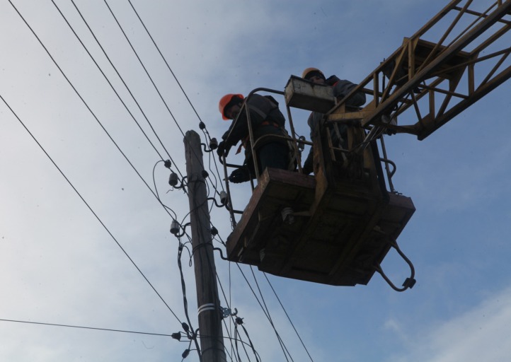 Харківські енергетики повернули світло в село, де "заміновано було все"