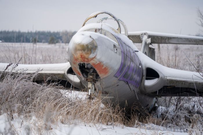 Заброшенный аэродром: как выглядит кладбище самолетов в нескольких километрах от российской границы на Харьковщине (фото)