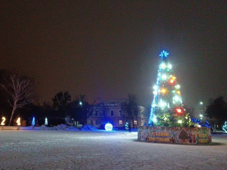 На площади города в Харьковской области установили елку с иллюминацией