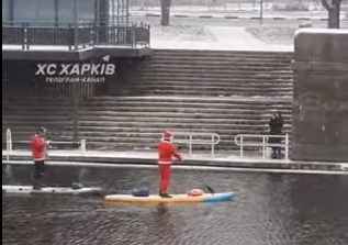 В Харькове заметили Санта-Клаусов на сап-бордах (видео)