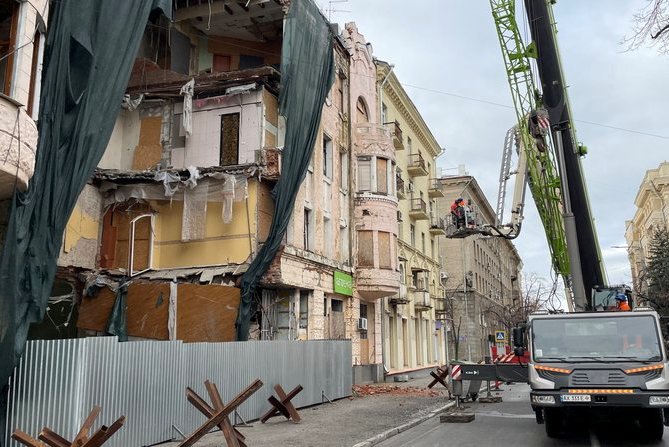 У центрі Харкова розбирають будинки, зруйновані ракетними ударами (фото)
