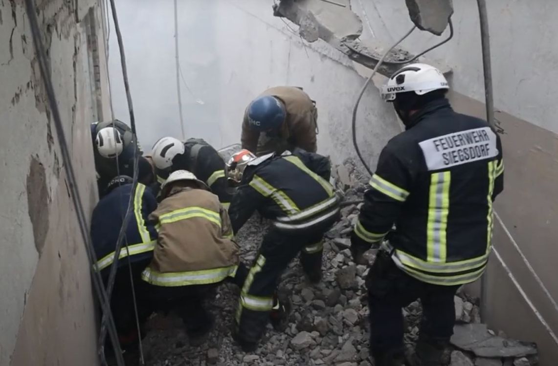 Харьковские спасатели освободили человека из-под завалов (видео)