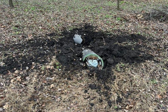 Нерозірвана ракета лежить у парку Харкова після ранкових ударів (фото)