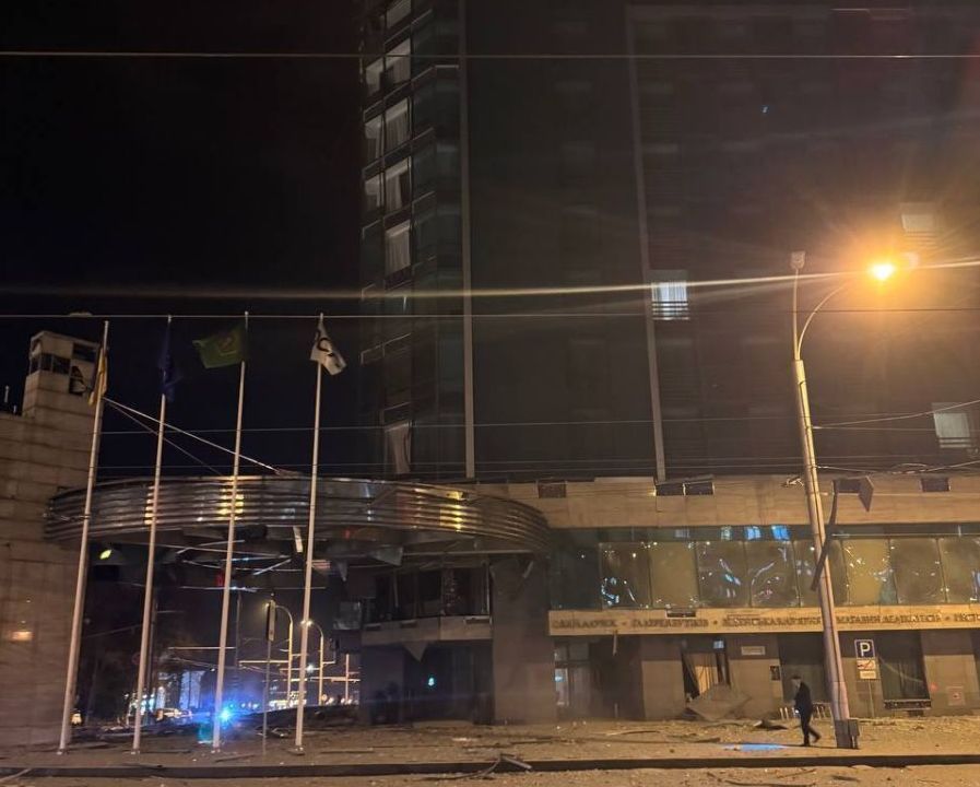 Ракетным ударом частично разрушена гостиница «Харьков Палас», еще один прилет – в жилой дом (фото)