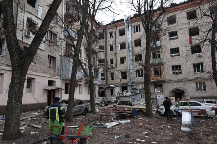 Российская ракета упала во дворе жилого дома в Харькове: видео последствий