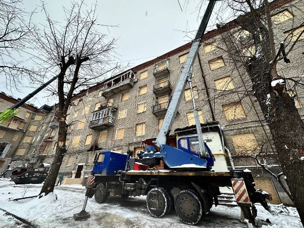 У будинку на Бакуліна, де був приліт, повністю знищений дах