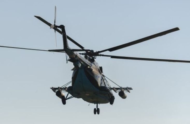 Пилоты сбросили с вертолета конфеты маленькой девочке из Купянского района (видео)