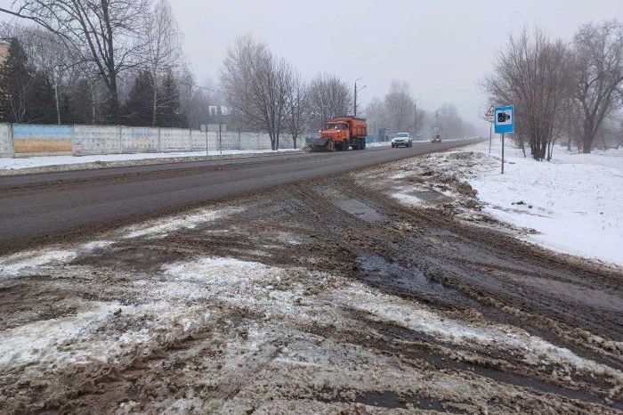 На Харьков идет новый снегопад, на дорогах - плохая видимость