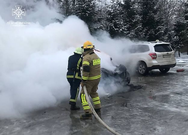 На парковке в Харькове сгорел автомобиль
