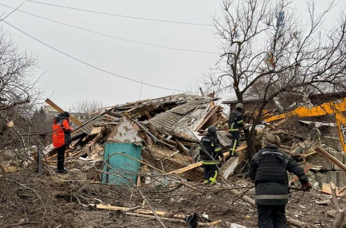 Ракетный удар по Змиеву: спасатели достают людей из-под завалов (фото, видео)
