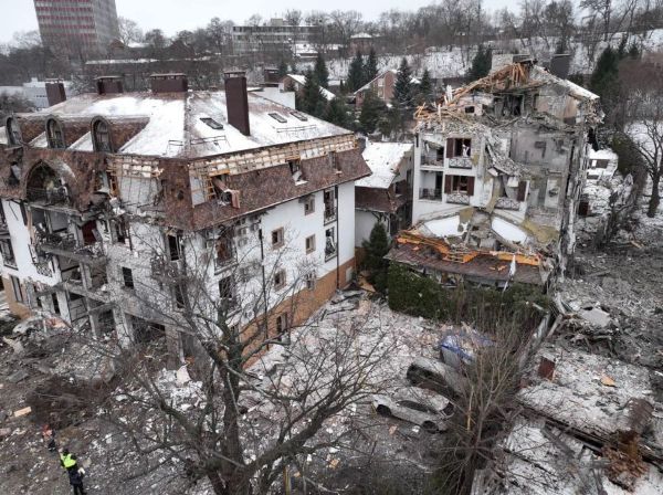 Жінка бігла до укриття і зламала хребет: нові подробиці та фото прильотів по готелю в Харкові