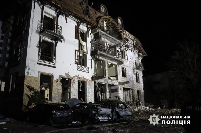 РФ ударила ракетами по гостинице в Харькове: здание разрушено, много раненых (фото, видео)