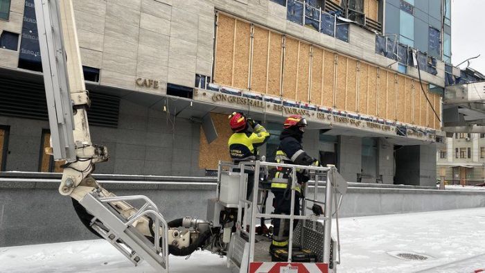Удар по "Харьков Палас": спасатели демонтируют части здания (фото, видео)