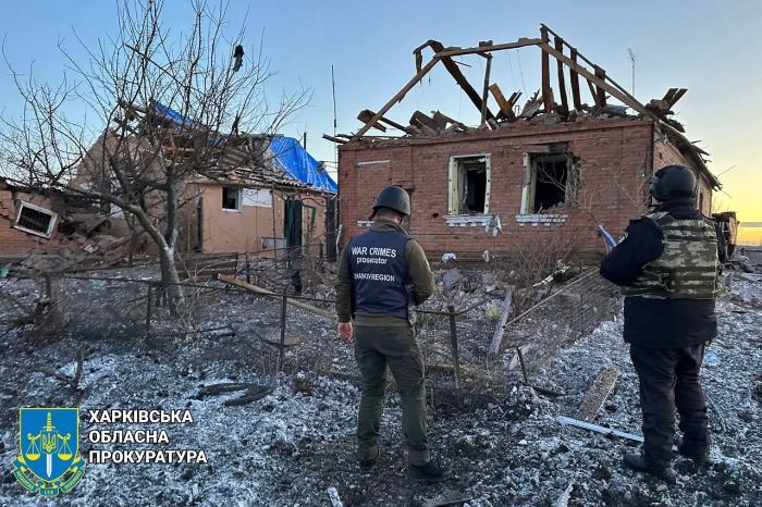 Россияне сбросили авиабомбу на жилые дома в Харьковской области (фото)