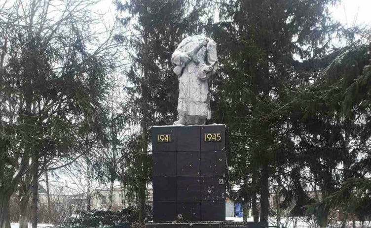 Россияне "обезглавили" памятник воинам Второй мировой под Харьковом (фото)