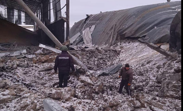 Уничтожен урожай: россияне сбросили авиабомбы на зернохранилище в Харьковской области (фото)