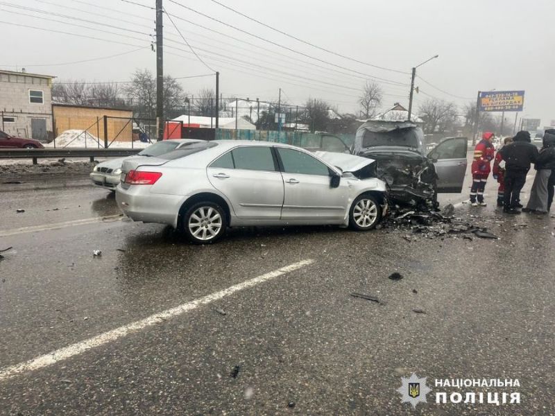 В пригороде Харькова Subaru вылетел на встречную полосу: водитель погиб, 2 человека в больнице (фото)
