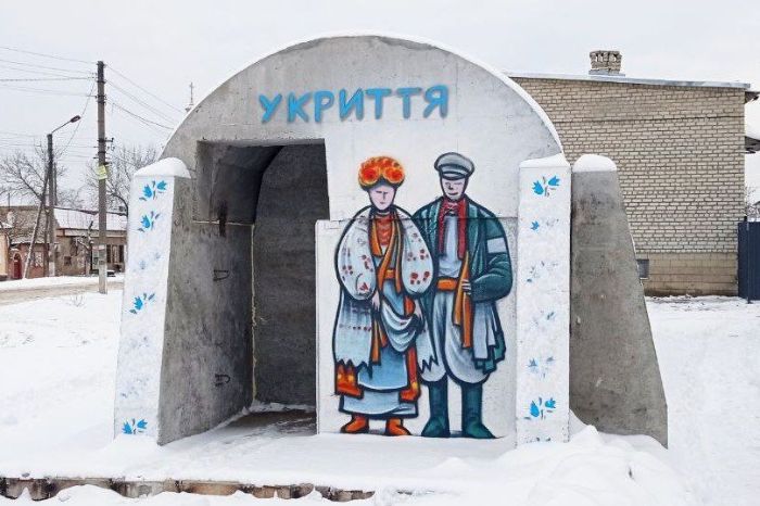 Муралы на укрытиях появляются в Харьковской области (фото)
