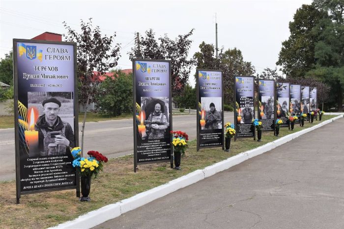 Вандали поглумилися над Алеєю пам'яті загиблих солдатів у Печенігах
