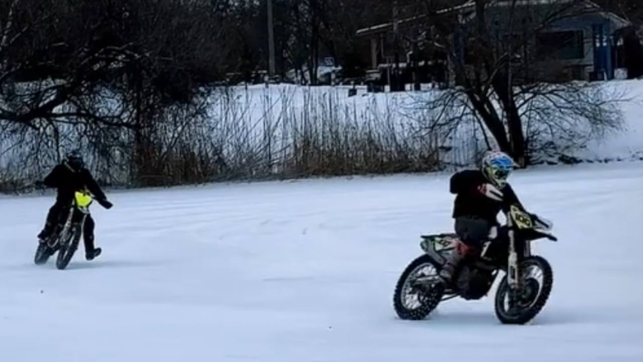 Харків'яни влаштували перегони на мотоциклах по льоду водойми (фото)