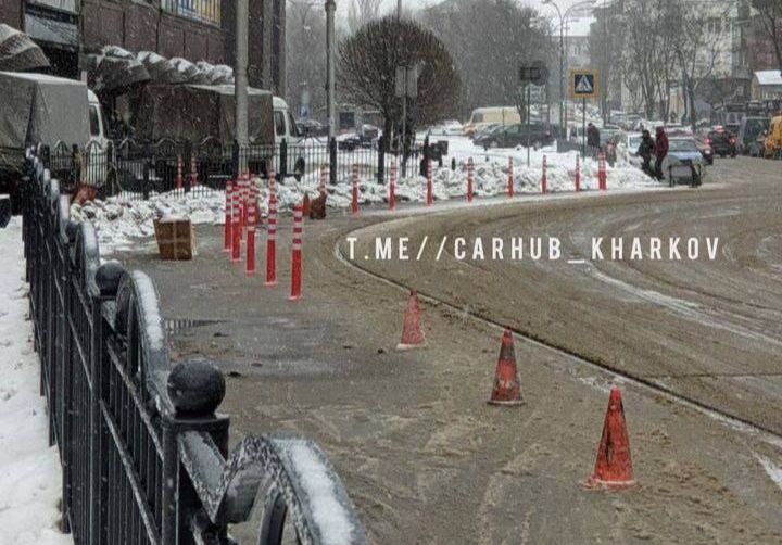 В центре Харькова устанавливают ограничители для машин