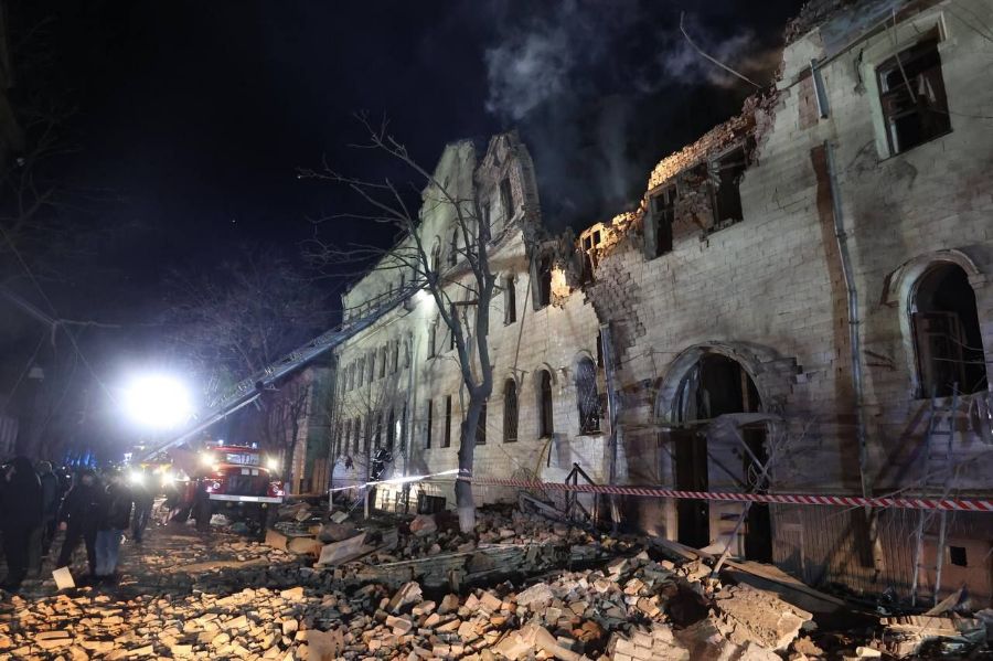 РФ вдарила ракетами по центру Харкова: зруйновані будівлі, постраждали 17 людей (фото, відео)
