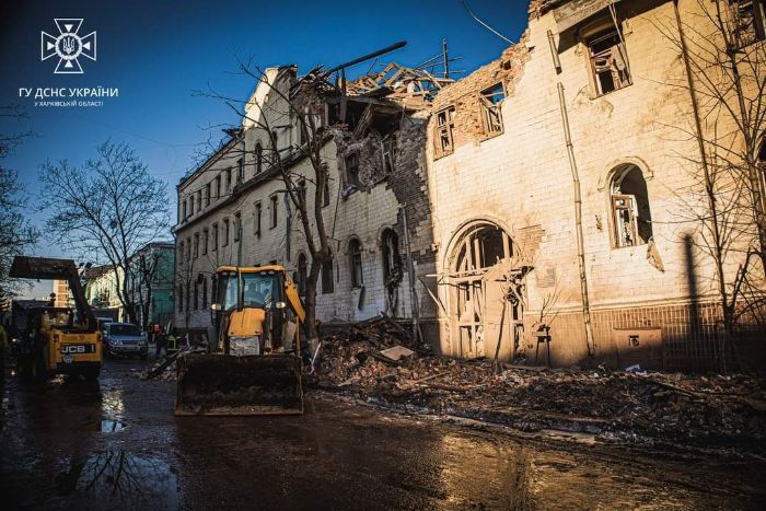 В Харькове обрушили часть дома, попавшего под ракетный удар (фото, видео)
