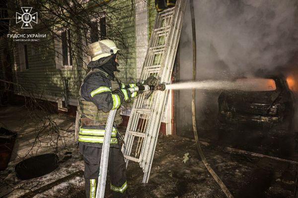 В Харьковской области горел двухэтажный дом: спасатели справились с огнем за 5 часов (фото)