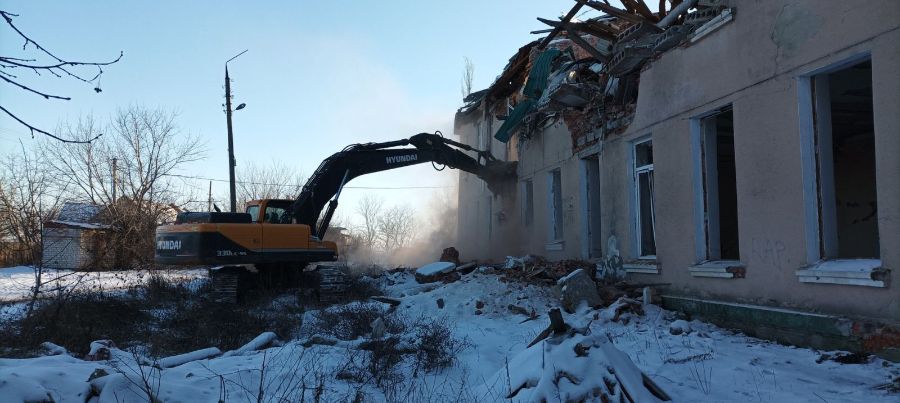 В Чугуеве сносят разрушенный РФ ракетами дом культуры