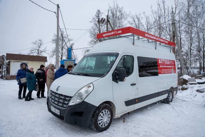Первая в Украине: в Харьковской области открылась мобильная аптека (фото)