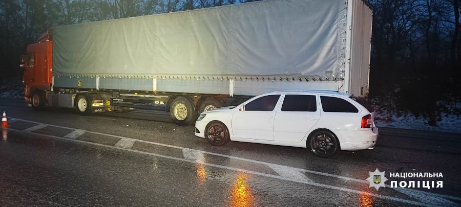 Skoda после ДТП врезалась в фуру, есть пострадавшие (фото)