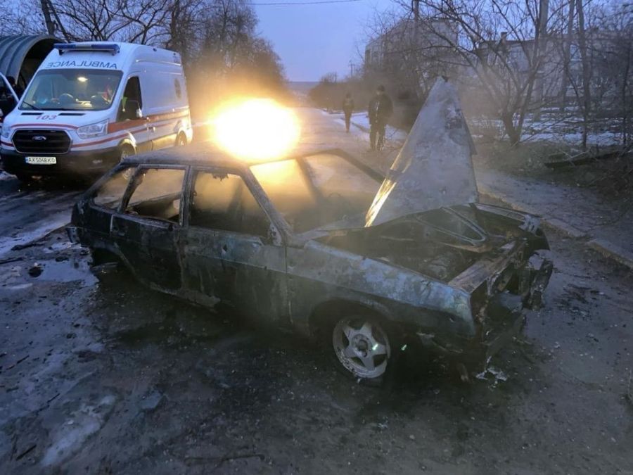 РФ вдарила по Куп'янську: чоловік живцем згорів у машині (фото, відео)