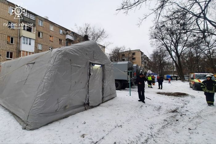 Пункти обігріву та харчування розгорнули біля зруйнованих будинків у Харкові (фото)