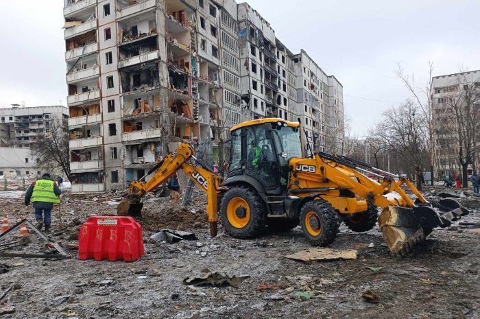 На Салтовке ракетным ударом выведены из строя водопровод и канализационный коллектор (фото)