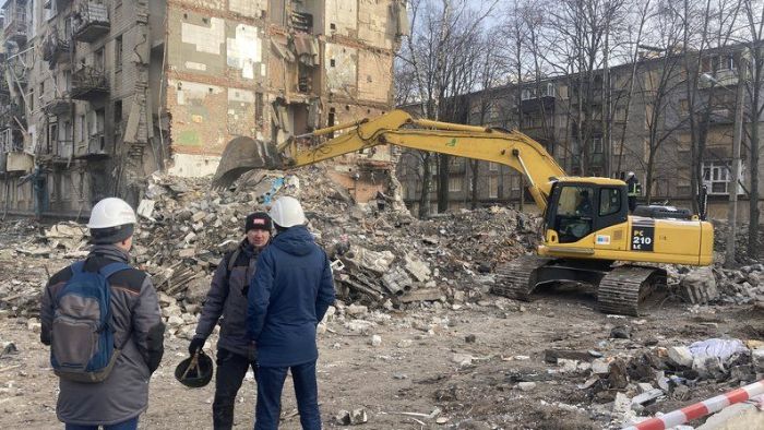 В Харькове демонтируют стену дома, в который вчера попала российская ракета (видео)