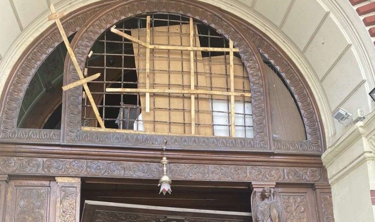 В Благовещенском соборе вылетели окна и выбиты витражи: опубликовано видео удара
