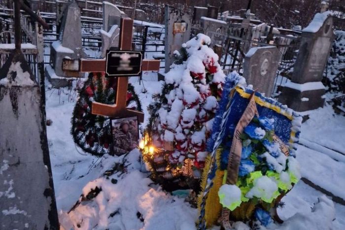 Харьковчанин украл с могилы военного флаг и пытался продать его за 100 гривен