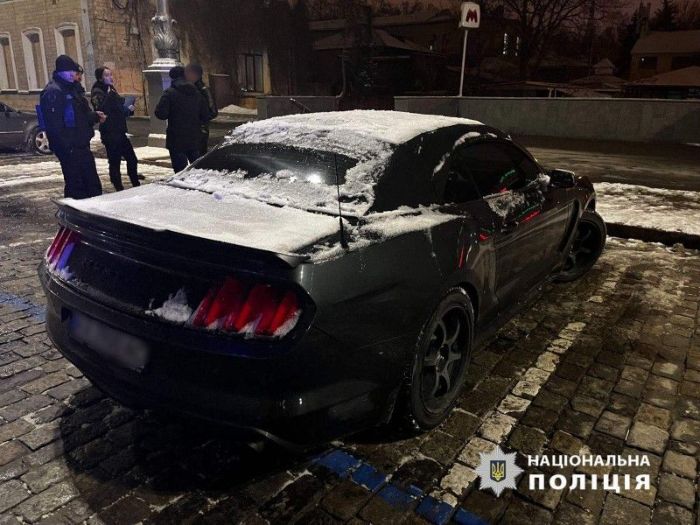 У водителя, который дрифтовал на Mustang в центре Харькова, отобрали машину